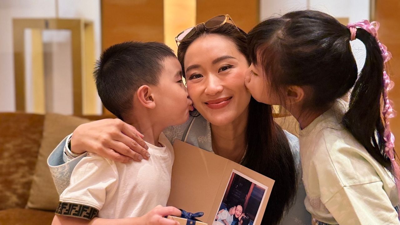 “อดีตนายกฯ อิ๊งค์” โพสต์รูปลูกสาวลูกชายหอมแก้ม บอกการเป็นแม่คือช่วงเวลาที่ดีที่สุด