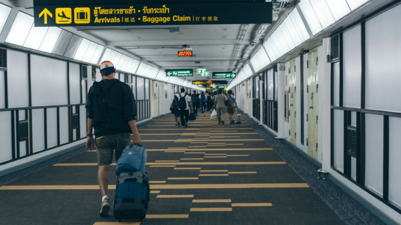 ชาวฝรั่งเศส 11 คน ถูกจับขนกัญชาจากไทย อ้างถูกหลอกเที่ยวฟรีแลกขนกระเป๋ากลับ ฝรั่งเศสเร่งเตือนนทท.