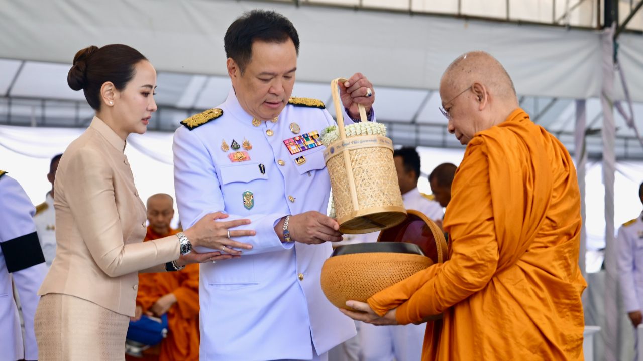 นายกฯ นำทำบุญตักบาตรพระสงฆ์ 193 รูป ถวายพระราชกุศล เนื่องในวันคล้ายวันพระราชสมภพ พระพันปีหลวง