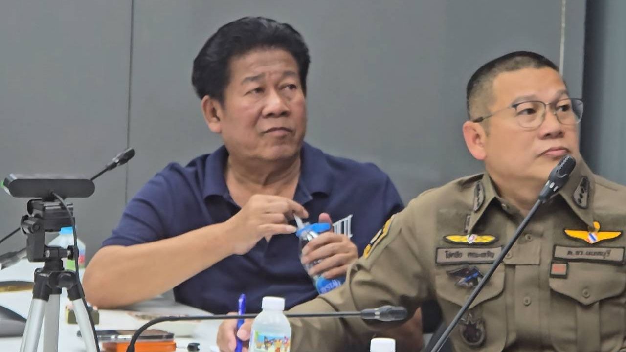 โซเชียลวิจารณ์ยับ "ฉลอง เรี่ยวแรง" ไม่ถูกใส่กุญแจมือ นั่งสูบบุหรี่ในโรงพัก
