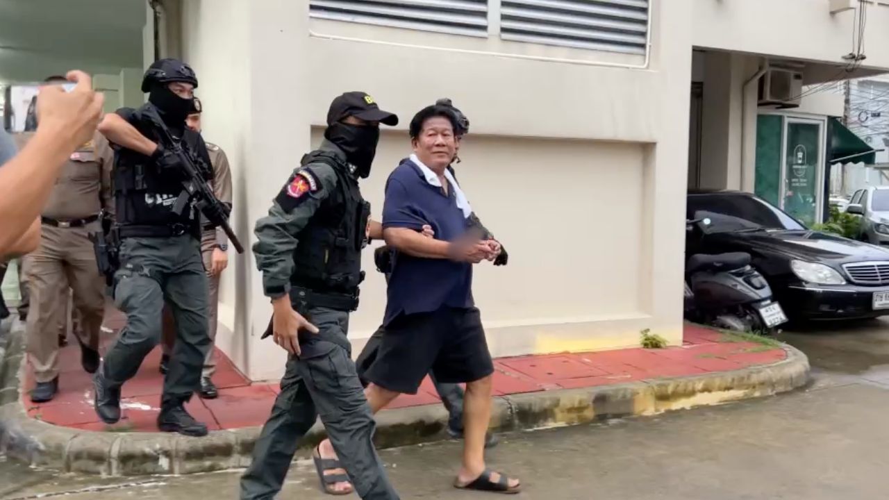 ตำรวจคุมเข้ม นำตัว "ฉลอง เรี่ยวแรง" เข้าค้นบ้านพักย่านนทบุรี หาพยานหลักฐานเพิ่ม