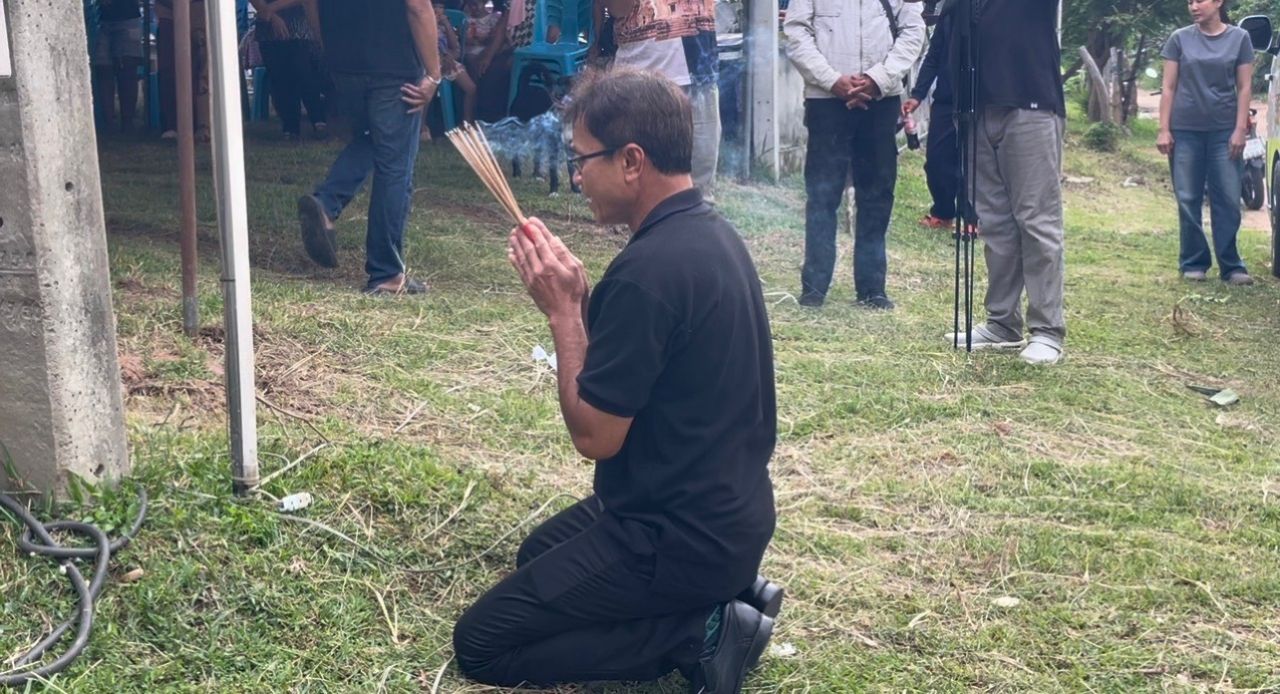 ร่าง “อั้ม” ลูกเรือมยุรีฯ ถึงบ้านเกิด ครอบครัวร่ำไห้จุดธูปบอกกล่าว ทำพิธีทางศาสนา
