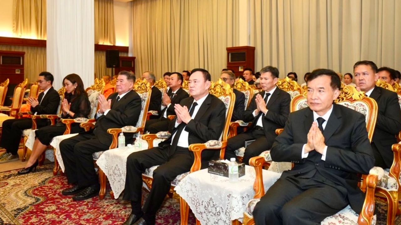 “ทักษิณ” นำทัพเพื่อไทยร่วมพิธีสวดพระอภิธรรม บิดา “หมออ้อม”