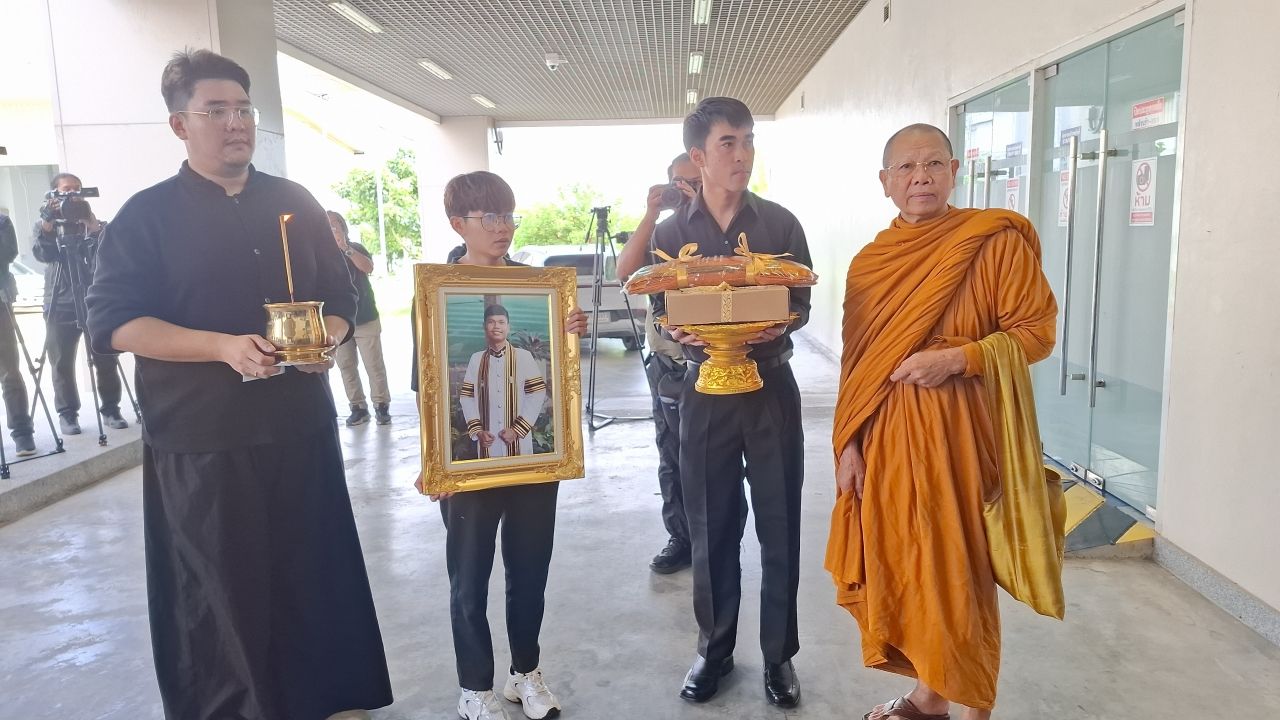 เคลื่อนร่าง "ฮลุน โซโล่" บรรจุหีบศพหลุยส์ 3 ชั้น สีขาวครีมงาช้าง กลับบ้านที่กาฬสินธุ์