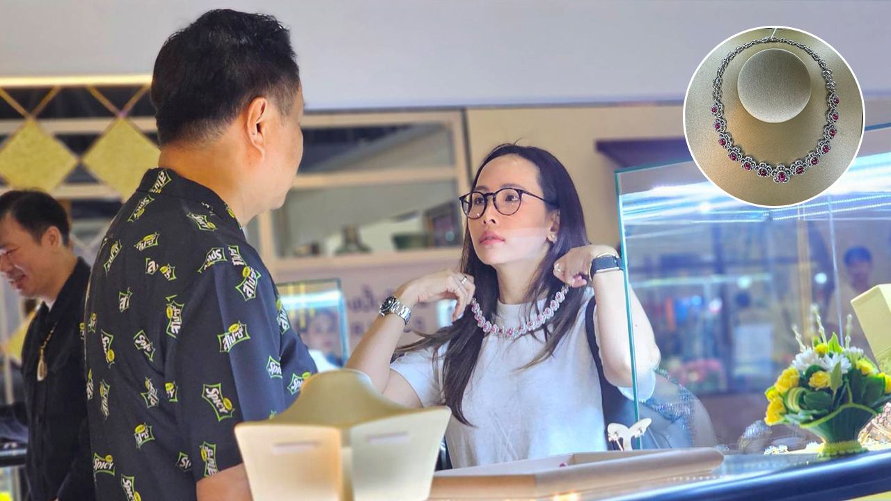 “อนุทิน” ควง “จ๋า” เดินงานโอทอป ซื้อสร้อยทองคำขาวเพชรล้อมทับทิมกินบ่เซี่ยง ราคา 1.2 ล้านให้