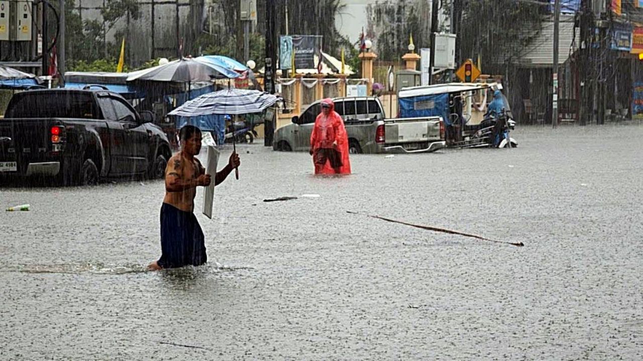 ฝนถล่มนครพนม หนักสุดในรอบ 30 ปี ทำมวลน้ำทะลักท่วมเขตเทศบาลเมือง ถนนหลายจุดจมบาดาล
