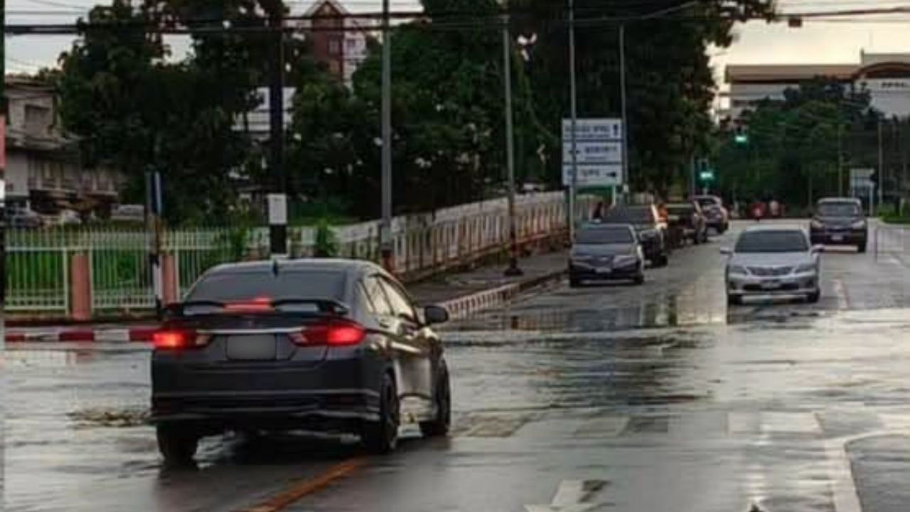 คลี่คลายแล้ว "น้ำท่วมนครพนม" ฝนหยุดตก-รถสัญจรได้ตามปกติ ปภ.สั่งเฝ้าระวังใกล้ชิด