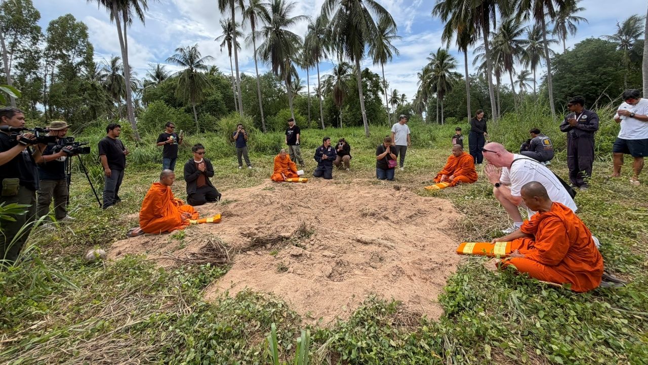 กู้ภัยนิมนต์พระ ทำพิธีบังสุกุลหน้าหลุมฝังเหยื่อ 5 ราย อุทิศส่วนกุศลให้ผู้ล่วงลับ