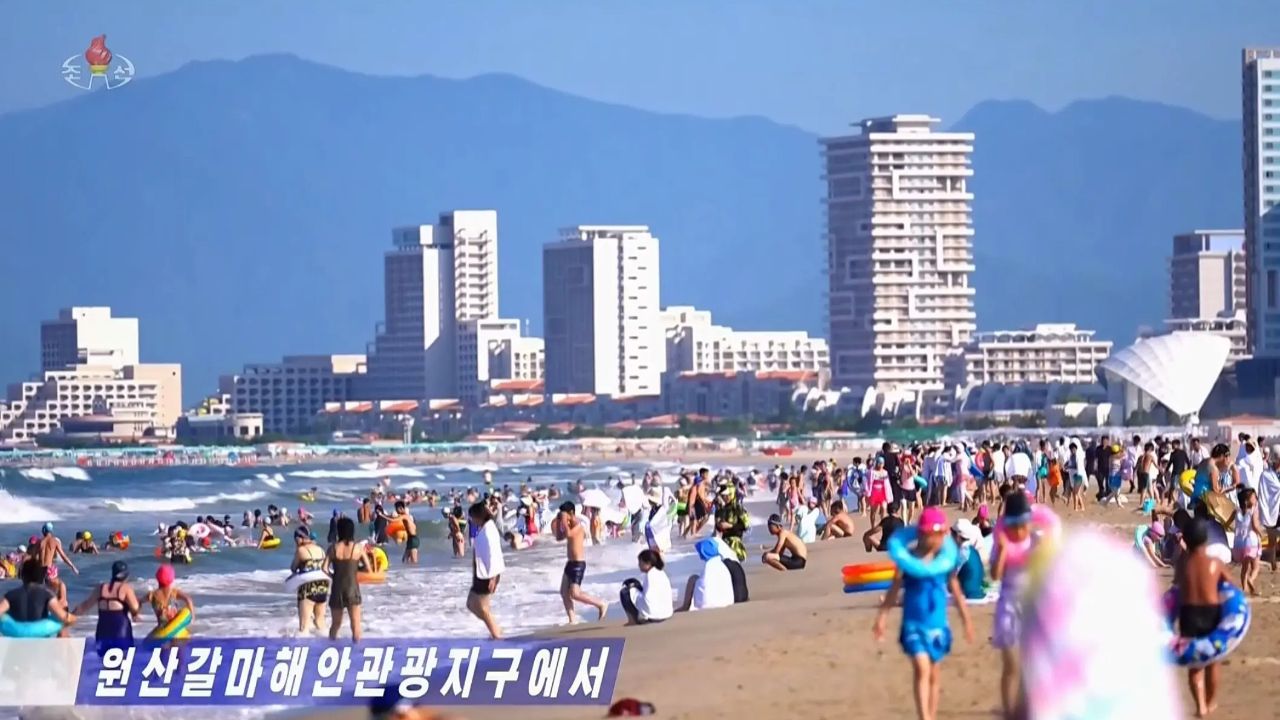ชาวเกาหลีเหนือแห่เที่ยวชายหาดท่ามกลางคลื่นความร้อนรุนแรง