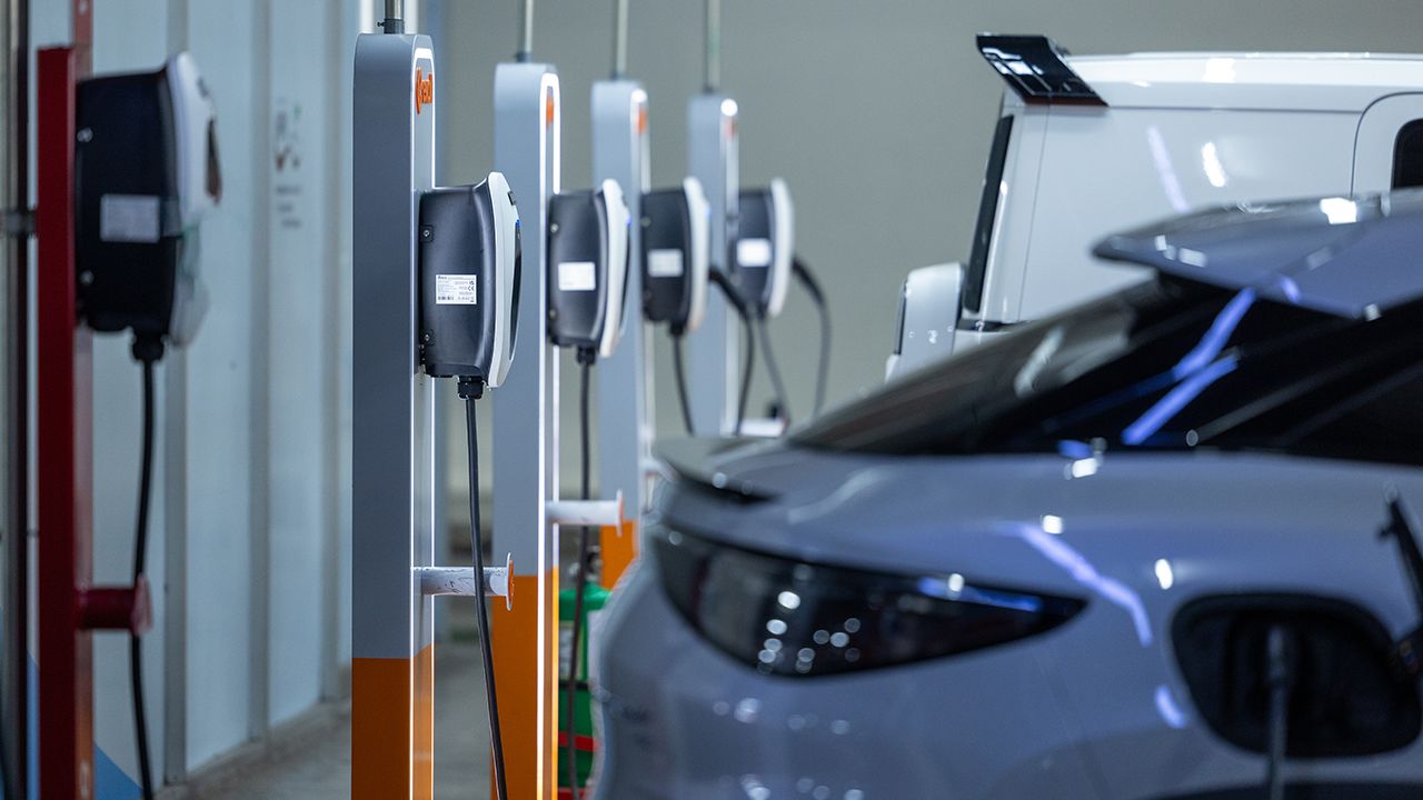 ขนส่งฯ เตรียมคลอดป้ายทะเบียนรถ EV สีฟ้า รถเก่าไม่ต้องเปลี่ยน เริ่มใช้ปี 70