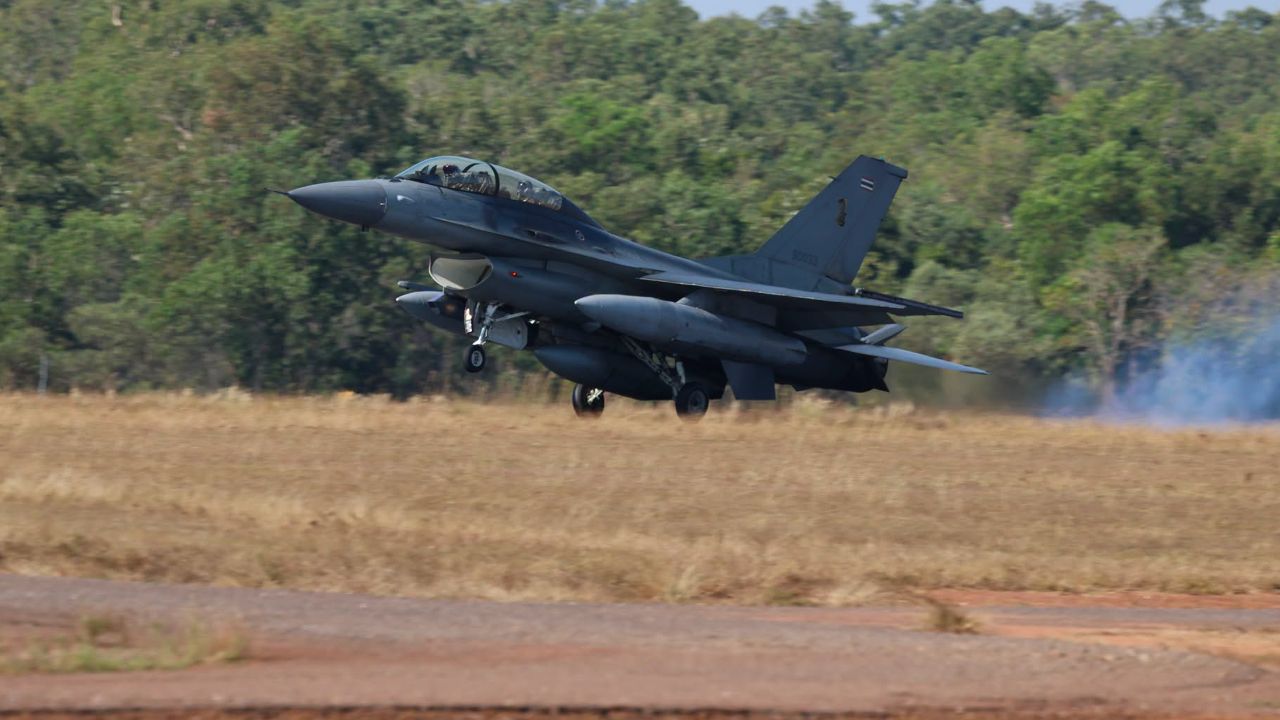 “นายกฯ อนุทิน” เตรียมเหินฟ้าขึ้น F-16 ตรวจชายแดน พร้อมให้โอวาททหาร