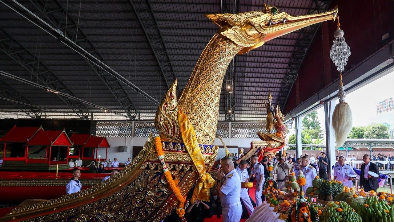 ผบ.ทร. บวงสรวงเรือพระที่นั่ง 4 ลำ อัญเชิญลงน้ำลุยซ้อมขบวนพยุหยาตราทางชลมารค