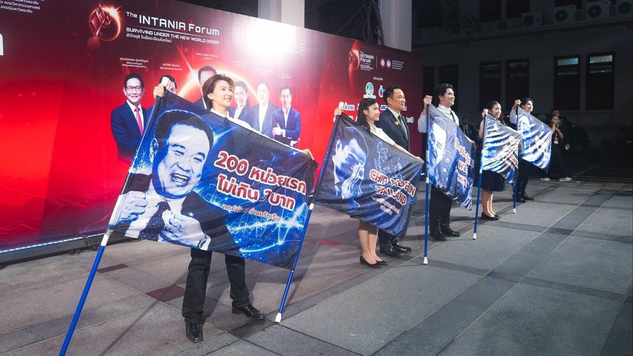 จุฬาฯ ยกทีมเซอร์ไพรส์นายกฯอนุทิน โบกธงผืนใหญ่ เป็นกำลังใจเชียร์ “พี่หนูสู้ ๆ”