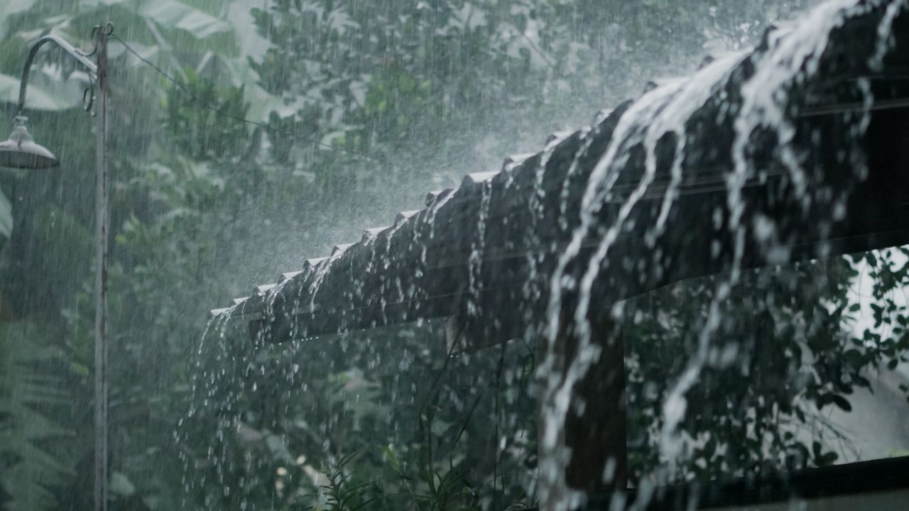 อุตุฯ เตือนฝนตกหนักฉบับ 9 เช็กจังหวัดเสี่ยงได้รับผลกระทบ อาจเกิดน้ำท่วมฉับพลัน