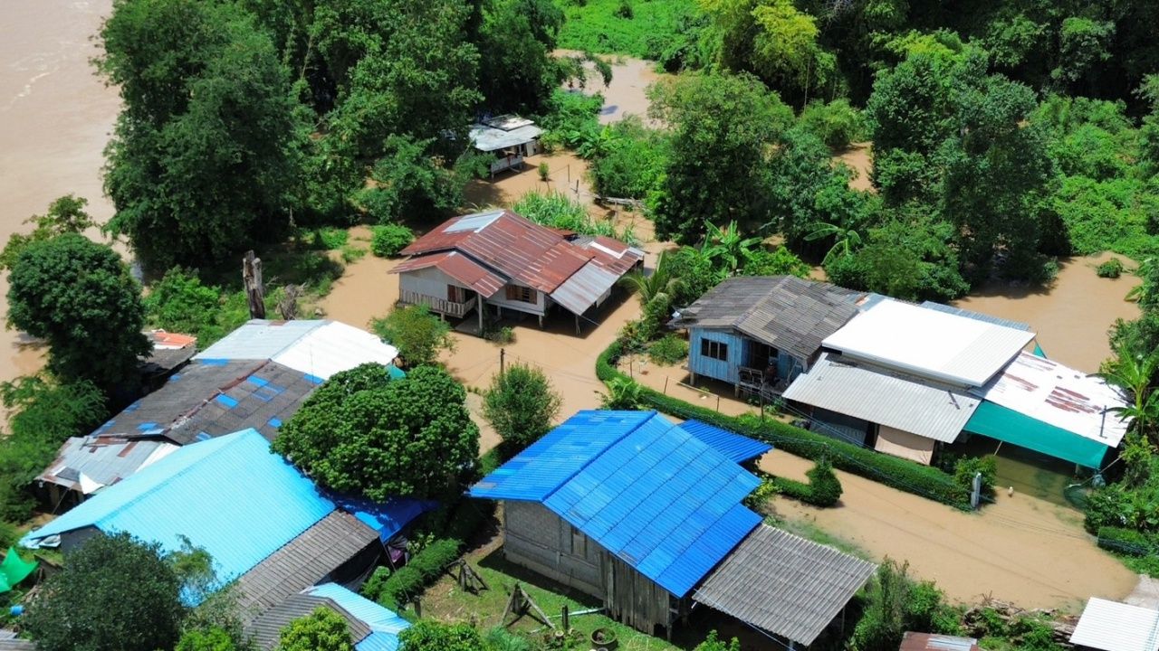 เชียงราย ฝนถล่ม แม่น้ำลาว-น้ำกรณ์ ล้นตลิ่ง ท่วมบ้านเรือน ต.ป่าอ้อดอนชัย แนวโน้มเพิ่มสูง