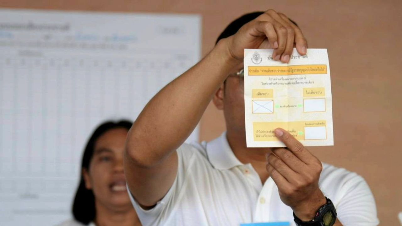 ศาลรัฐธรรมนูญตีตกปมร้องรัฐบาลตั้งคำถามประชามติแก้ รธน. เข้าข่ายล้มล้างการปกครอง