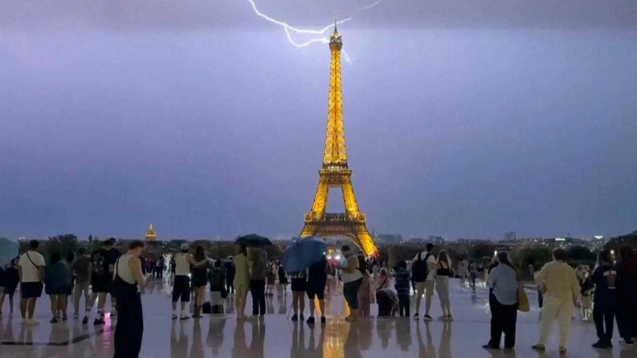 ระทึก! ฟ้าผ่าลงหอไอเฟลกลางพายุฝนฟ้าคะนอง หลังฝรั่งเศสเผชิญคลื่นความร้อนหนัก