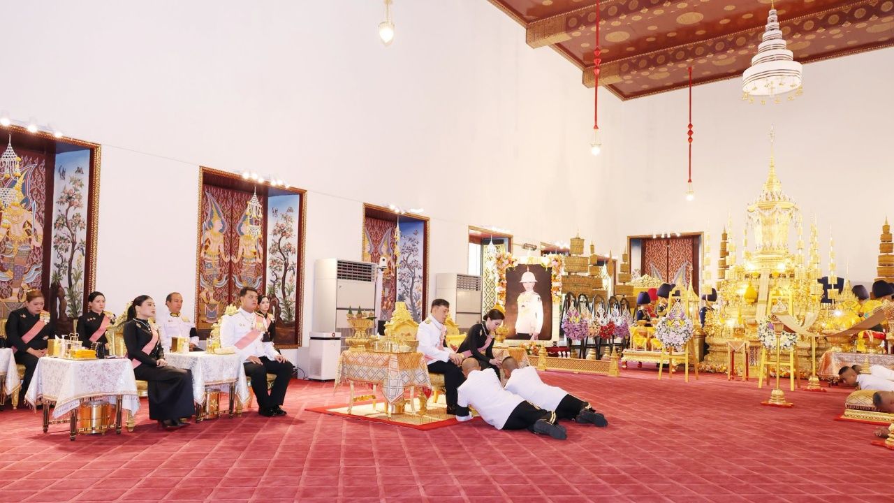 "ในหลวง-ราชินี" เสด็จฯ ทรงบำเพ็ญพระราชกุศลปัณรสมวาร พระราชทานพระศพ "พระองค์ภา"