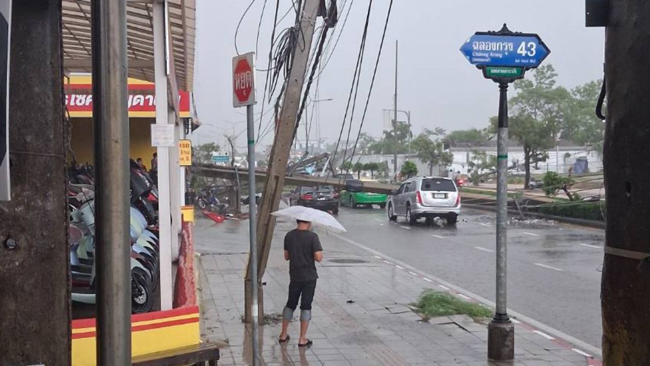 ฝนหนัก ลมแรง เสาไฟ-ป้ายโฆษณา ล้มทับรถหลาย กีดขวางการจราจรหลายจุด