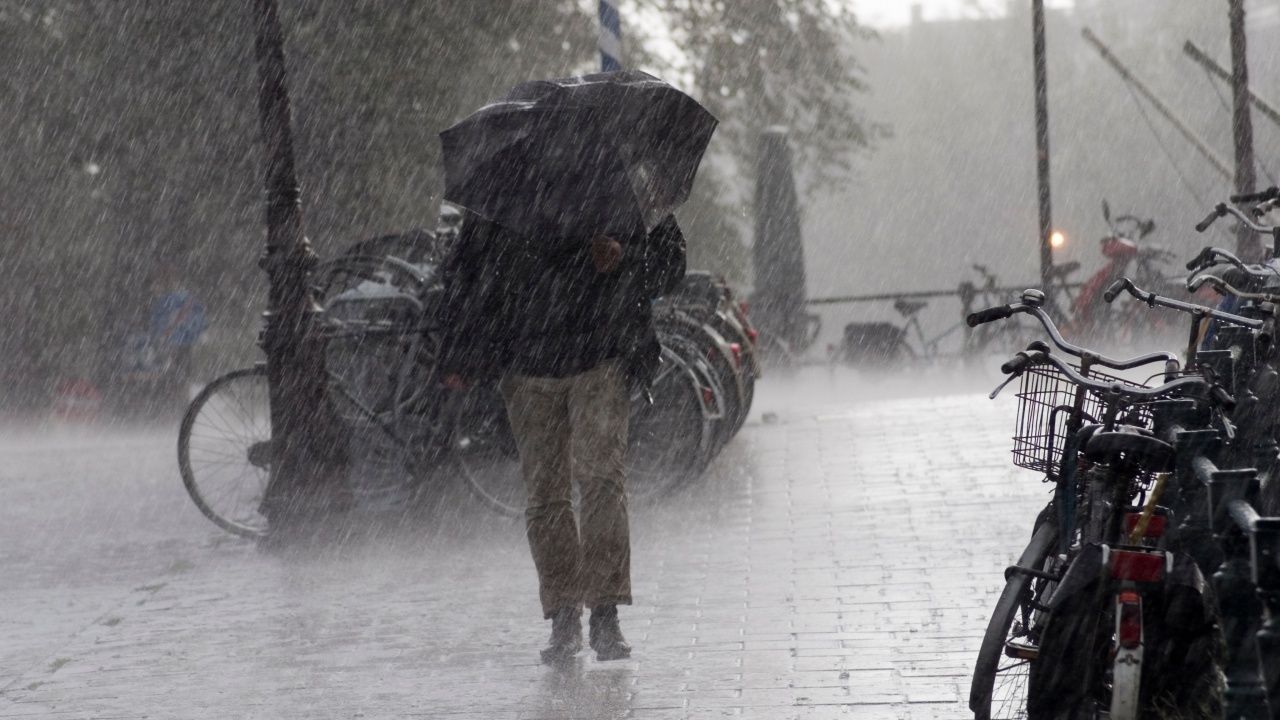 เช็กจังหวัดเสี่ยง "ฝนตกหนักถึงหนักมาก" เฝ้าระวังน้ำท่วมฉับพลัน น้ำป่าไหลหลาก