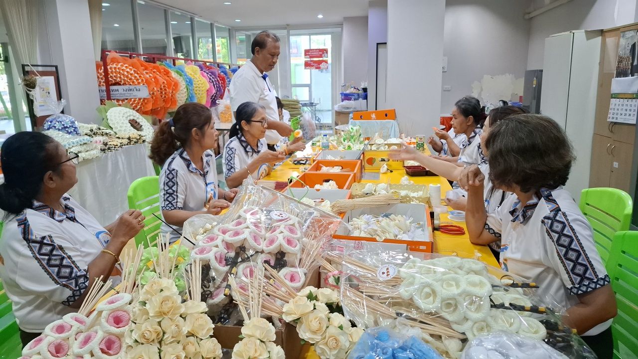 ผู้สูงอายุชาวท่าโขลงสุดเจ๋ง ทำพวงหรีดดอกไม้จันทน์ไร้โลหะ สร้างอาชีพ เพิ่มรายได้