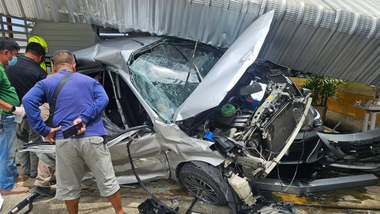 ชายนิรนาม ควบเก๋งพุ่งชนเต็นท์รถมือสองดับคาที่ ค้นในรถเจอยาบ้าเกลื่อน