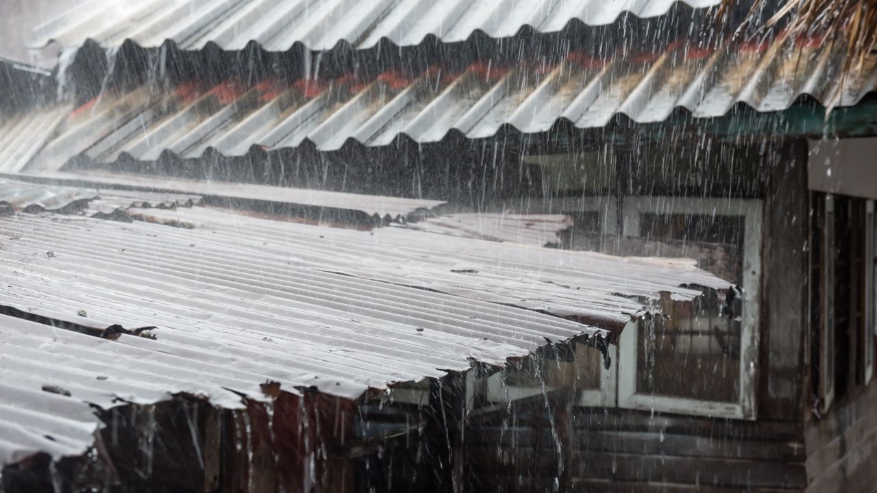 กรมอุตุฯ เตือนฝนตกหนักฉบับ 12 เช็กรายชื่อจังหวัดเสี่ยง เฝ้าระวังน้ำท่วม น้ำป่า