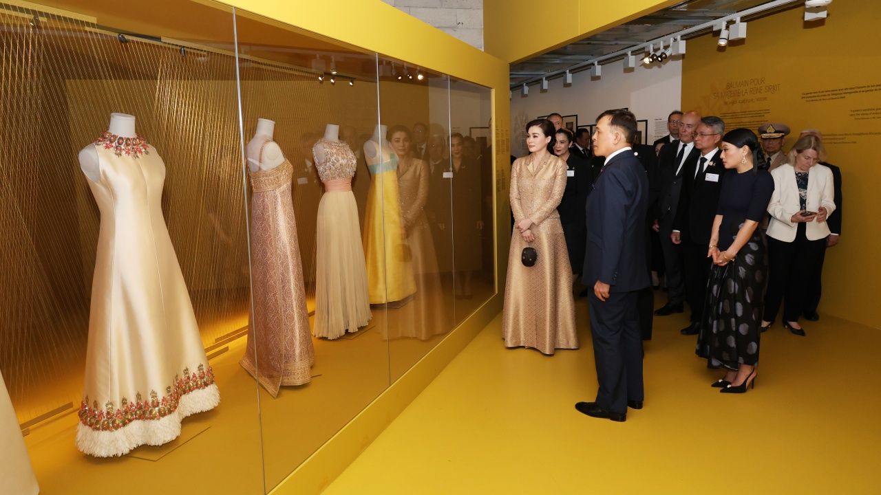 "ในหลวง-พระราชินี" เสด็จฯ ไปทอดพระเนตรนิทรรศการ "ราชพัสตราสู่สากล" ณ กรุงปารีส