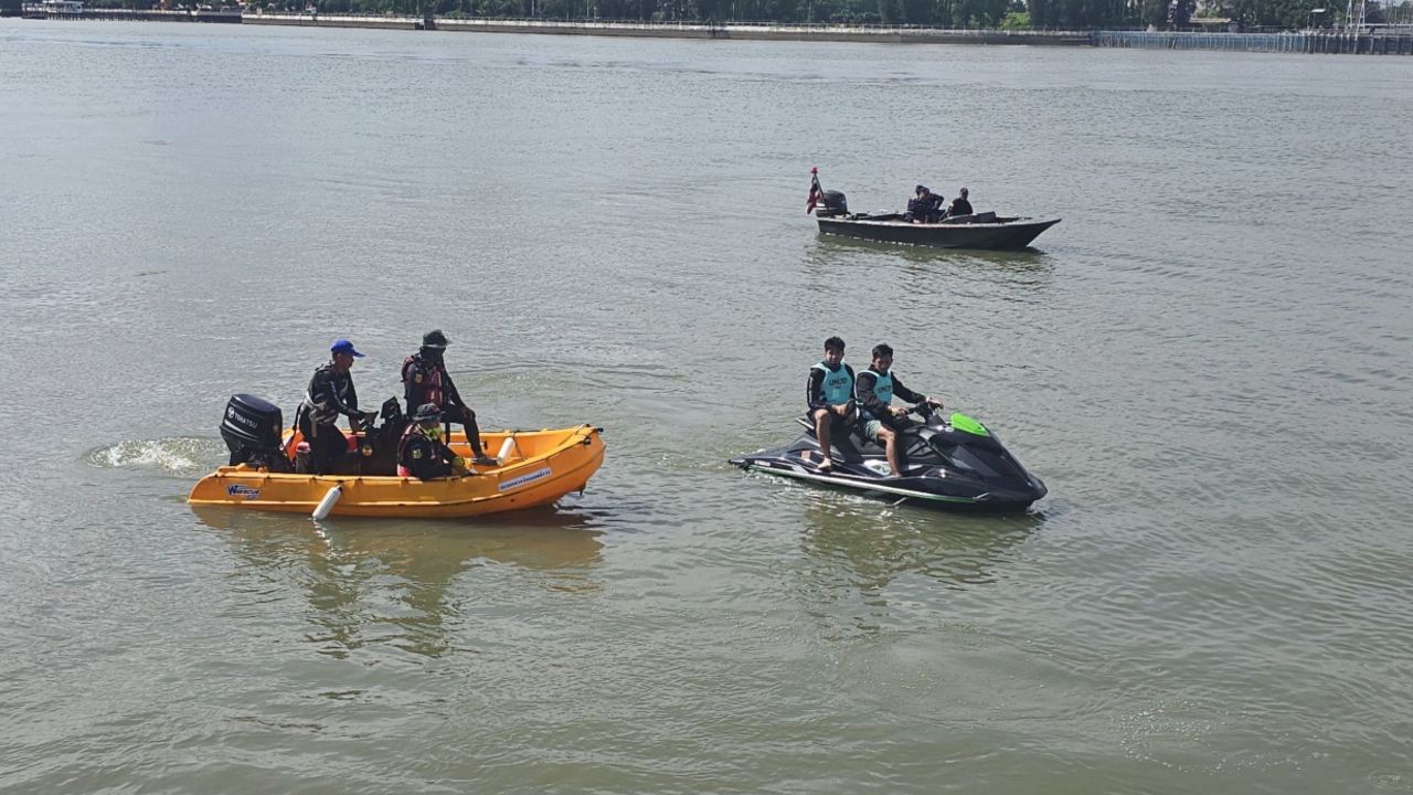 ญาติปล่อยโอ พบแล้ว ร่างคนงานเรือโป๊ะตกแม่น้ำเจ้าพระยา ลอยไกลกว่า 5 กม.