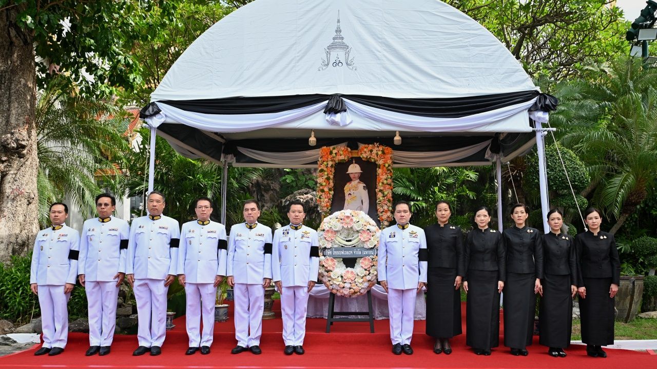 "ไทยเบฟ" เข้าถวายสักการะพระศพ-วางพวงมาลาเบื้องหน้าพระรูป "พระองค์ภา"