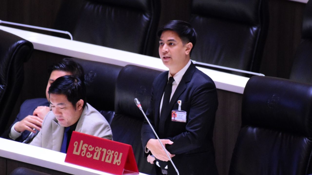 “พริษฐ์” ซัดงบเมกะโปรเจกต์การศึกษา 26,000 ล้าน ส่อฮั้วจัดซื้อเอื้อทุนเครือข่ายเดียว