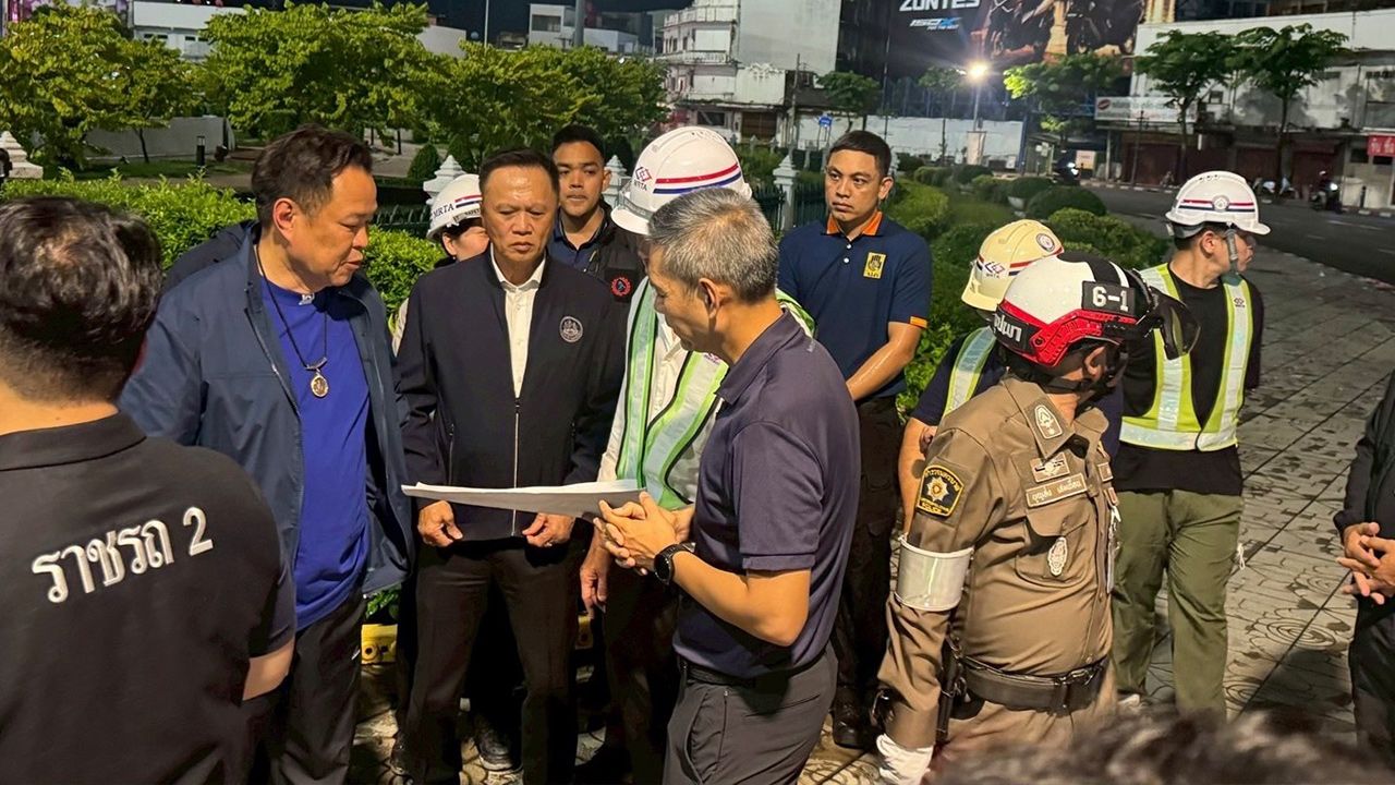 อนุทิน ลุยกลางดึก ตรวจน้ำรั่วอุโมงค์ MRT วงเวียนใหญ่ หวั่นซ้ำรอยถนนยุบ
