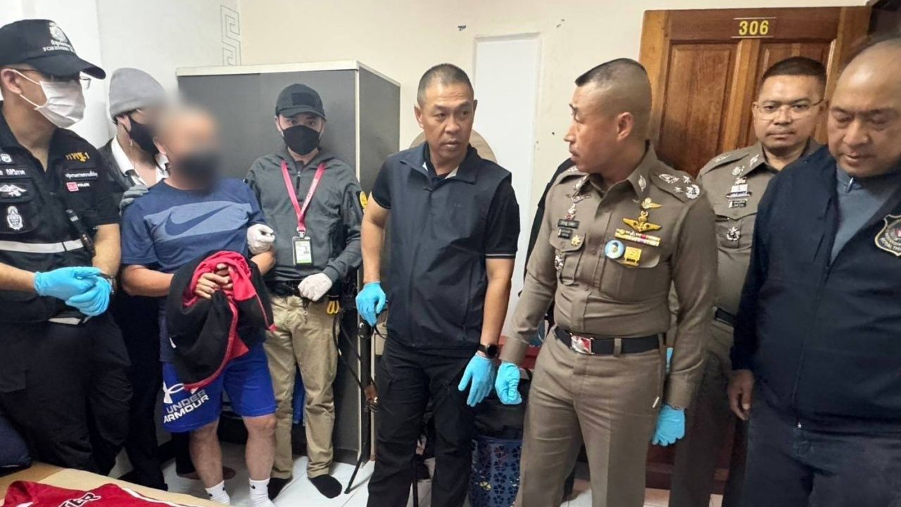ค้นห้องพัก "ชายฮู้ดน้ำเงิน" พบผงสีขาวจำนวนมาก เจ้าตัวลั่น "ขอโทษแอร์ด้วยครับ"