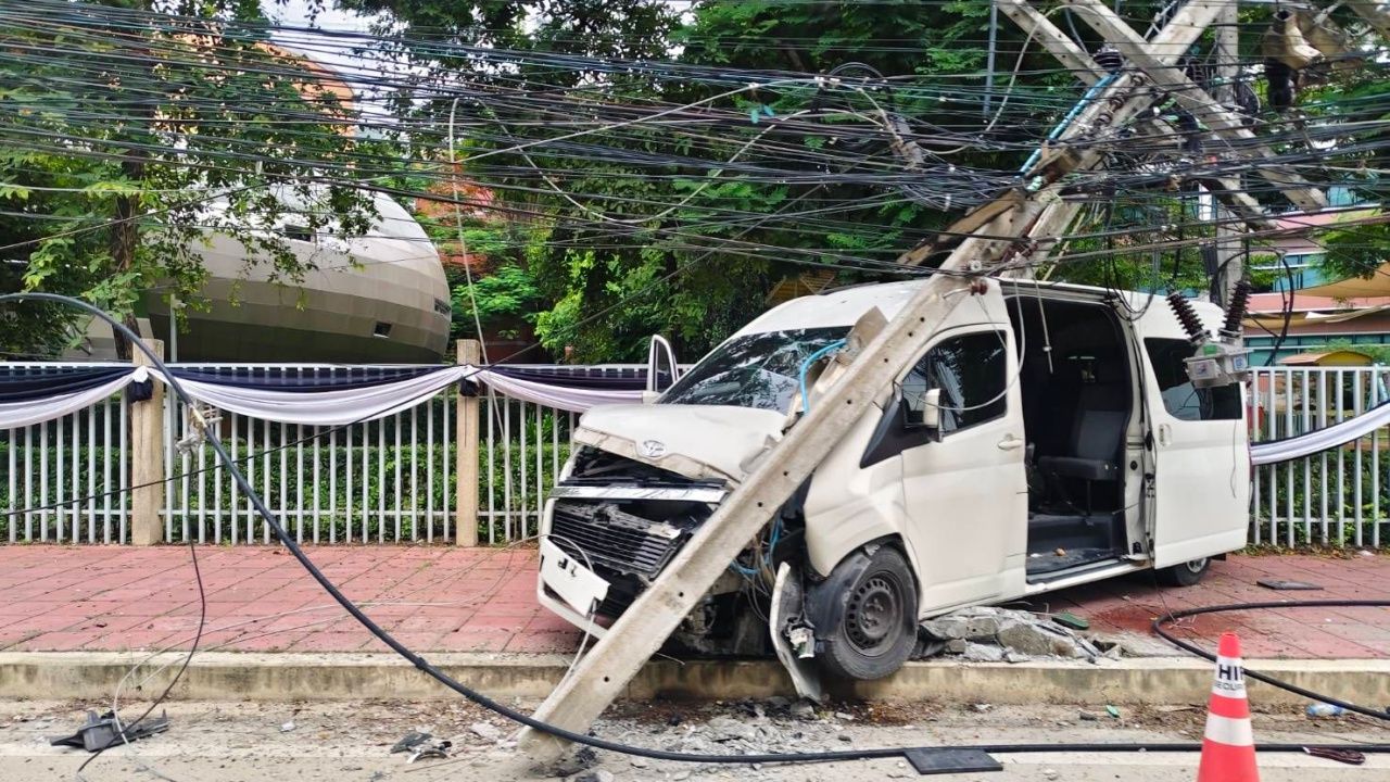 ปทุมธานี ระทึกคนขับรถตู้รับ-ส่งนักเรียนหลับในพุ่งชนเสาไฟฟ้าหักโค่น บาดเจ็บ 13 ราย