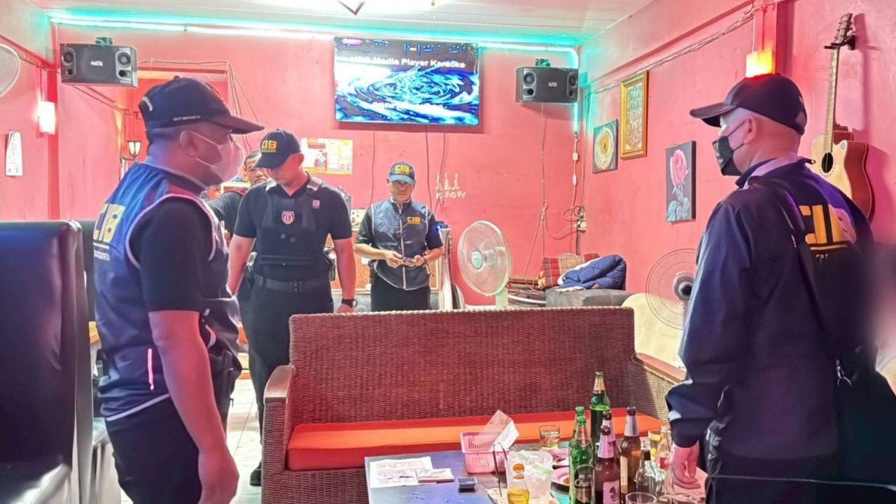 ปคม. บุกจับคาราโอเกะพังงา ลวงเพื่อนลูกสาววัย 15 ปี ค้าประเวณี