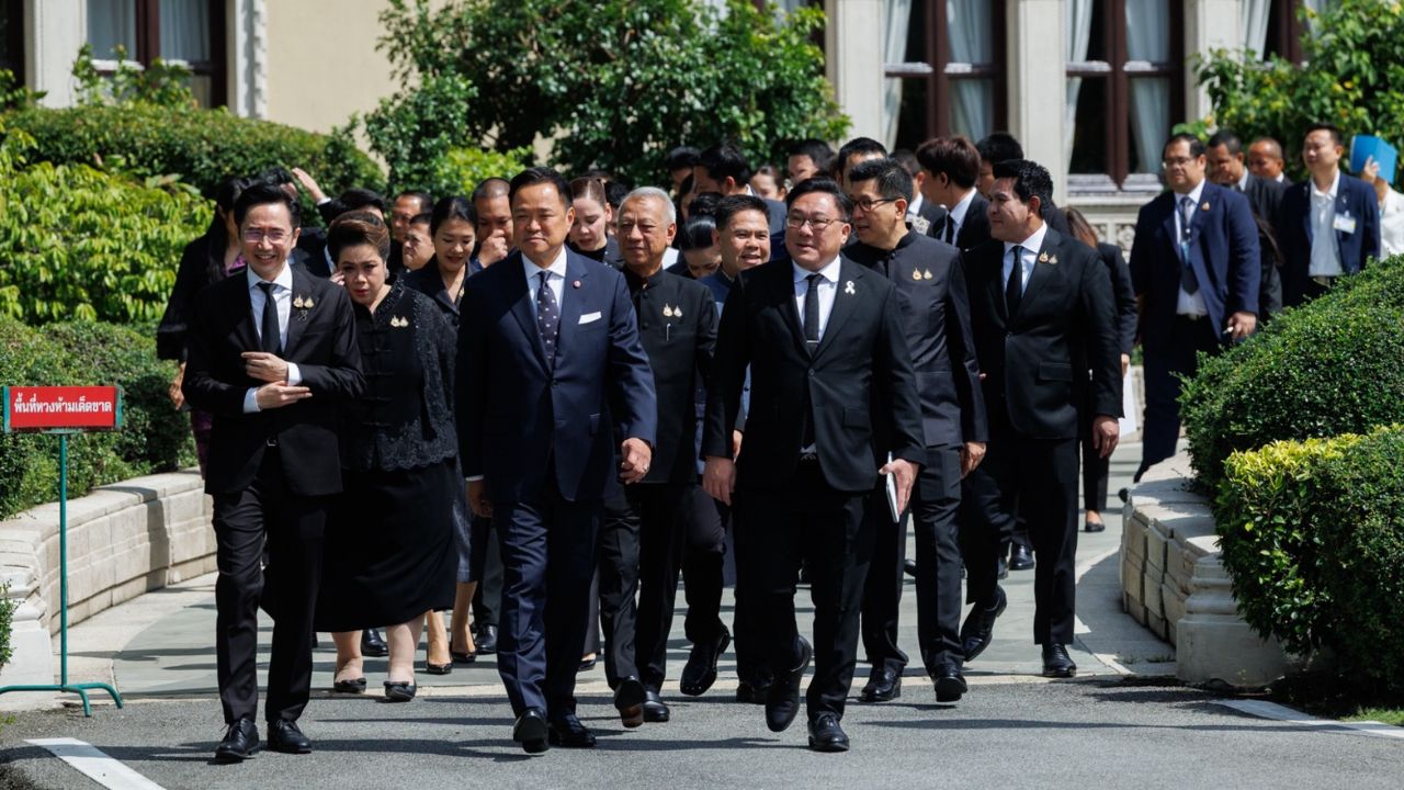 “ยศชนัน-จุลพันธ์” ขนาบข้างนายกฯ ขึ้นประชุม ครม. “อนุทิน” ปล่อยมุกเรียกไปทานโจ๊ก ไม่ใช่ปรับ ครม.
