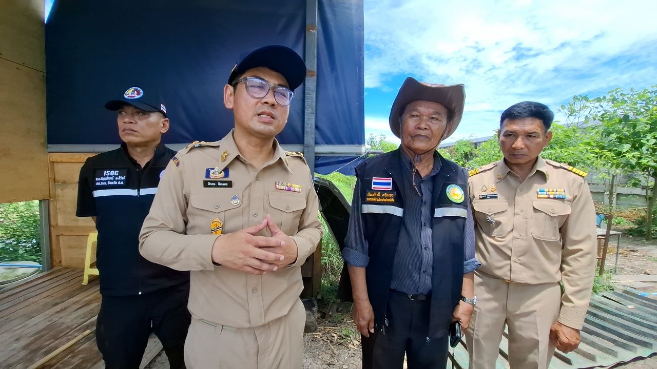 นายอำเภอลาดหลุมแก้ว ลงพื้นที่ตรวจสอบ เกษตรกรเดือดร้อนโรงงานปล่อยน้ำสนิมปนคราบน้ำมัน