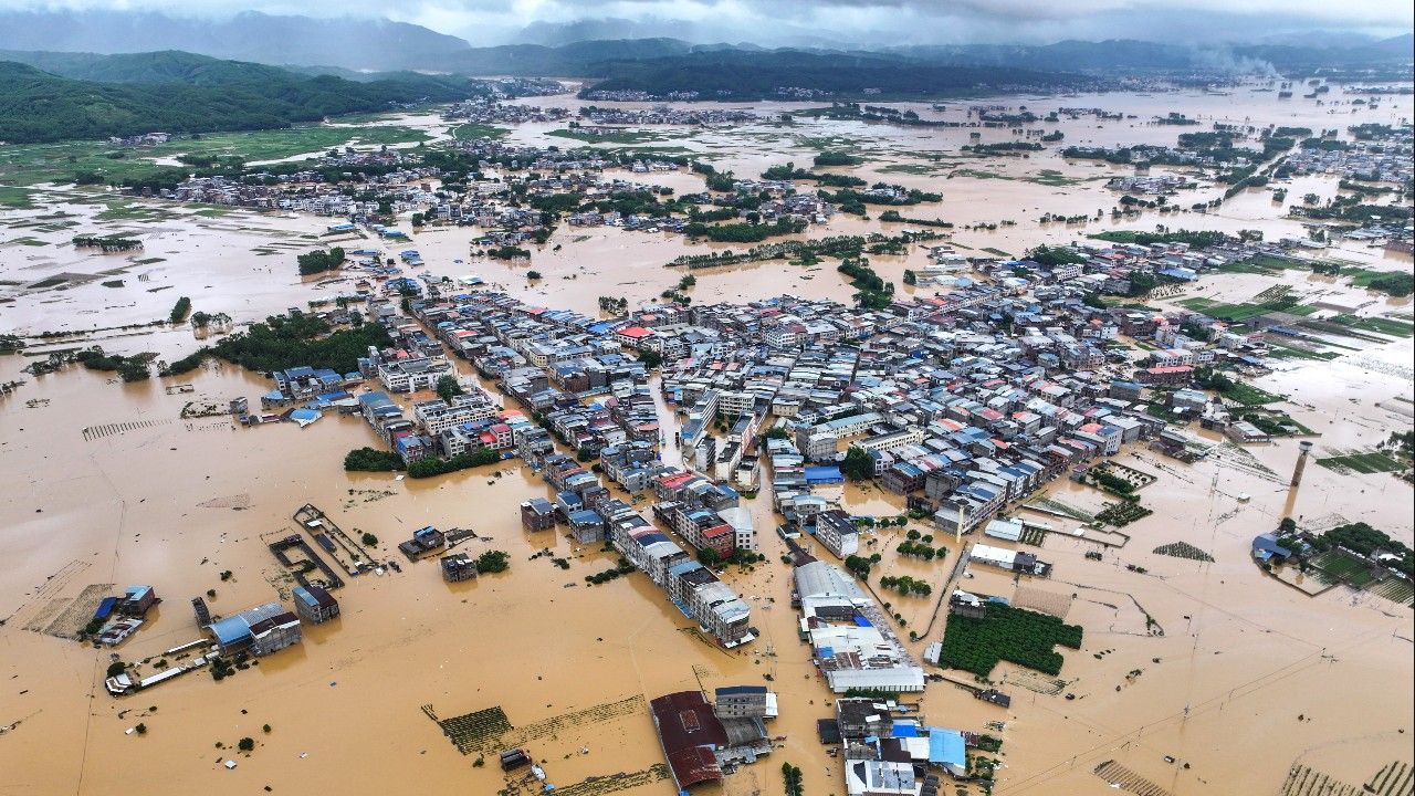 พายุฝนฟ้าคะนองถล่มจีนตอนกลาง ดับ 10 เจ็บเกือบ 300 ราย