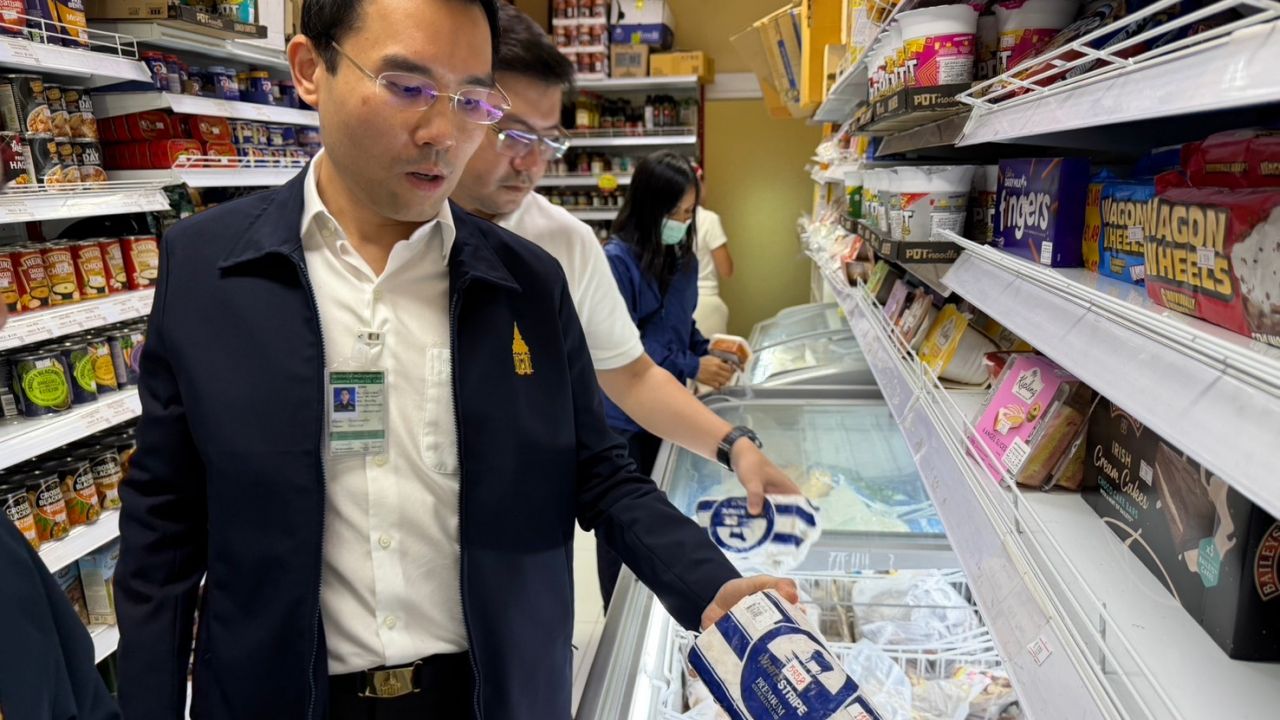 ศุลกากรช่องจอม ทลายคลังค้าส่งอาหารนำเข้าฯ พบของเถื่อน ปนหมดอายุ ผงะกำลังแพ็กส่งลูกค้า