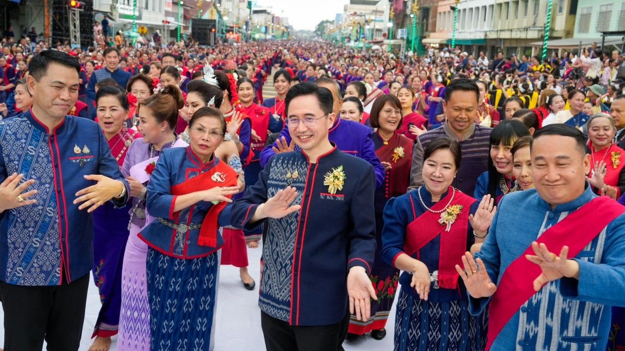 “ยศชนัน” นุ่งผ้า “ศรีโคตรบูร” ร่วมรำกับขบวนบวงสรวง “พญาศรีสัตตนาคราช”