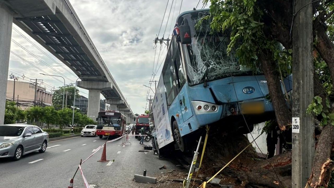 บาดเจ็บ 10 ราย "รถเมล์ปรับอากาศ" เสียหลักพุ่งขึ้นทางเท้า ชนต้นไม้ริมถนนลาดพร้าว