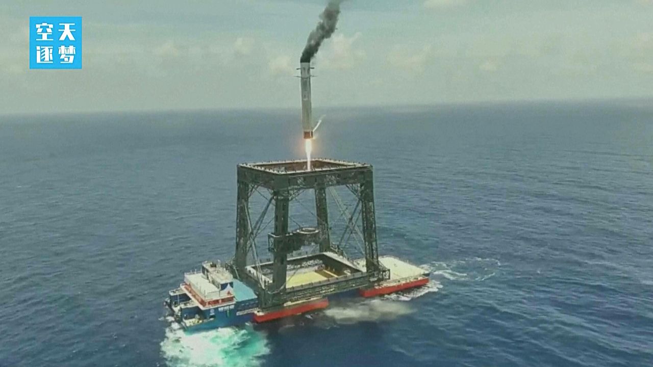จีนประสบความสำเร็จนำ "จรวดใช้ซ้ำ" ลงจอดครั้งแรก จ่อท้าชน SpaceX