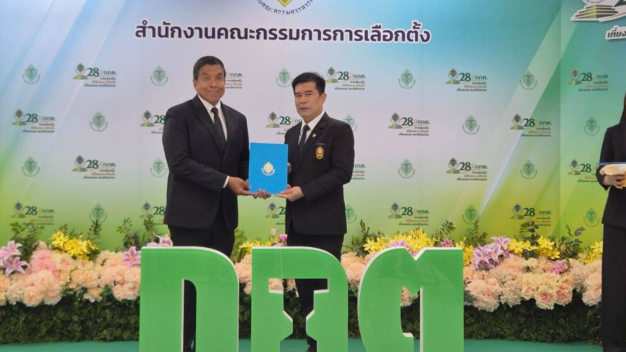 “ชัชชาติ - สก.” รับหนังสือรับรองลั่นพร้อมลุยงานทันที สั่งกางแผนยุทธศาสตร์ 100 วัน 261 โครงการ