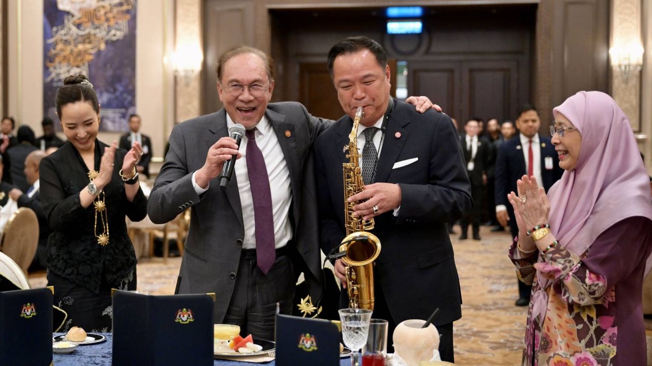 ชื่นมื่น “อนุทิน” โชว์เป่าแซกโซโฟน ด้านนายกฯ มาเลเซีย กอดคอร่วมร้องเพลง