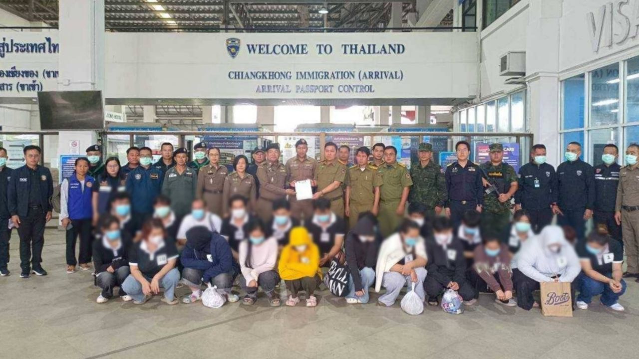 ด่าน ตม.เชียงแสน รับตัวผู้ต้องหา 22 คนไทย กลุ่มแก๊งคอลเซ็นเตอร์ กลับจาก สปป.ลาว
