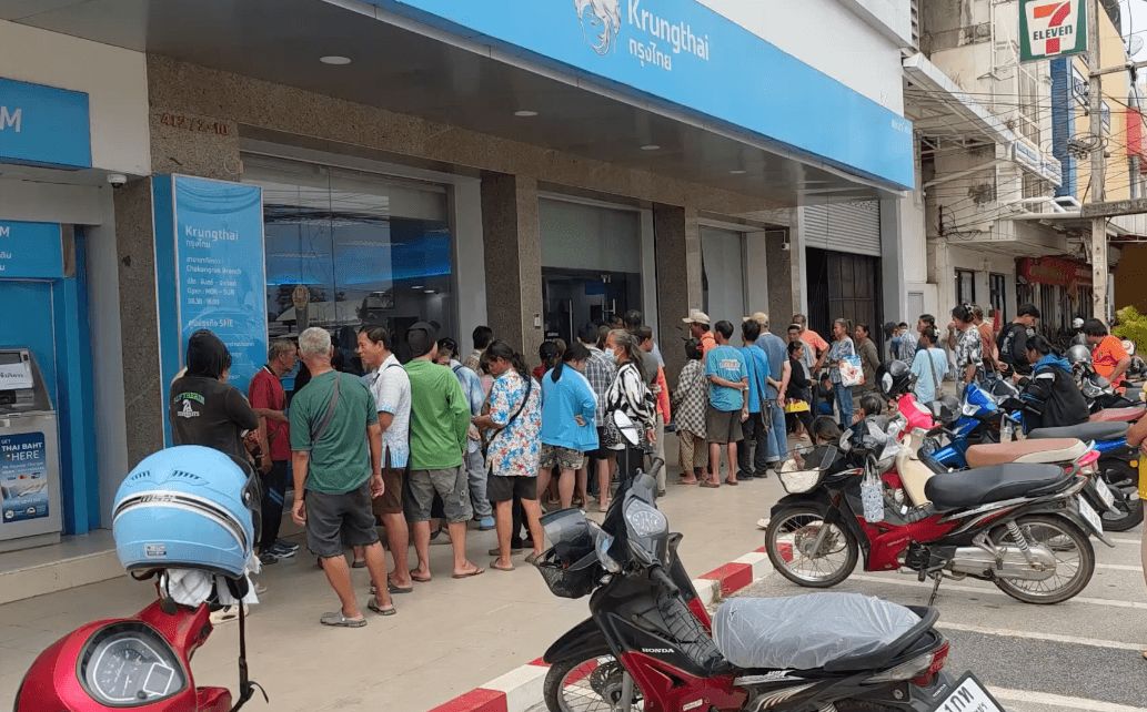 ชาวอุทัยธานี-กำแพงเพชร แห่ตรวจสอบผล "บัตรคนจน" คนไม่ผ่านโอด ติดปัญหากรรมสิทธิ์รถ