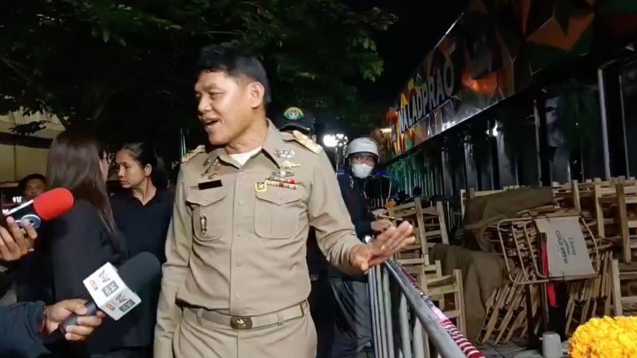 ผอ.เขตจตุจักร ลงพื้นที่จุดเกิดเหตุไฟไหม้โรงเบียร์ สั่งดูแลทรัพย์สินผู้ประสบเหตุ