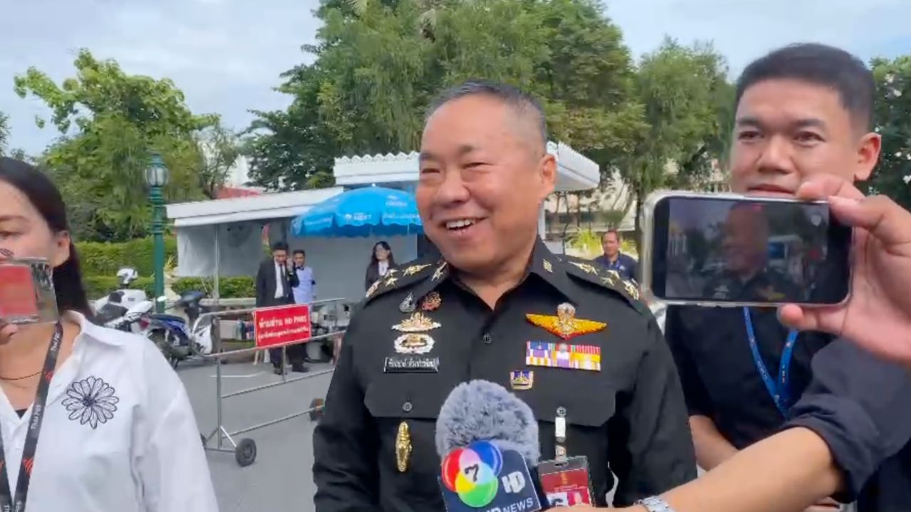 “เสธ.ทบ.” ยิ้มหลังมีกระแสโยกนั่งเลขาฯ สมช. ถามเอาข่าวมาจากไหน
