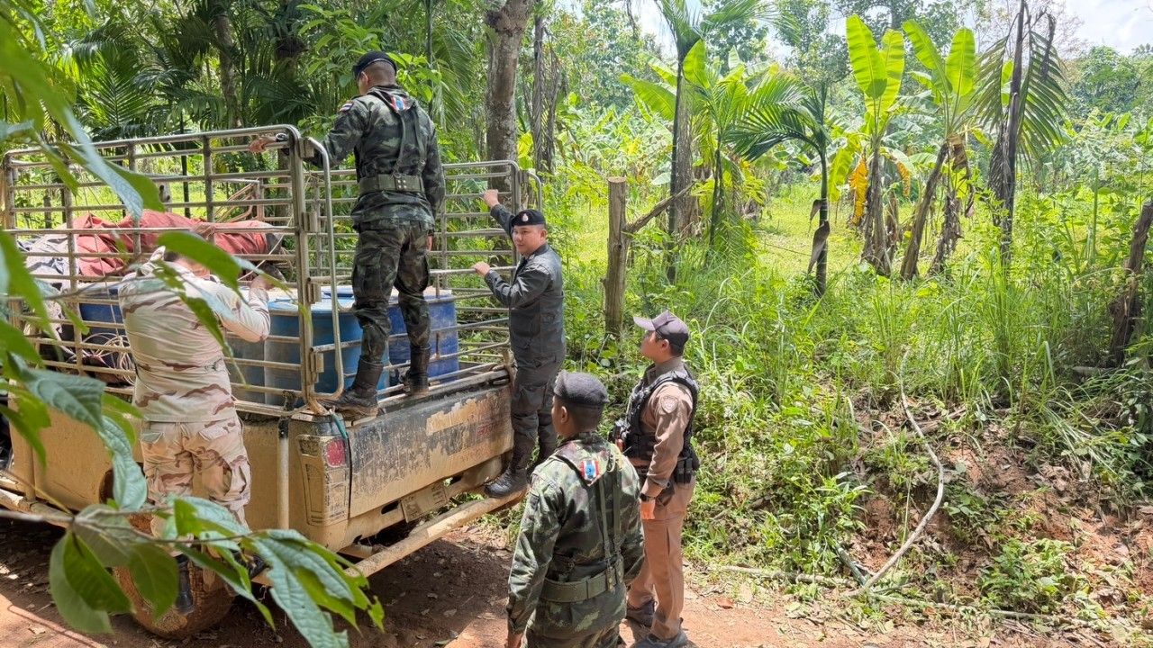 สังขละบุรี จับกระบะลักลอบขนน้ำมันดีเซล 1,600 ลิตร เตรียมส่ง “เมียนมา” ไม่เจอตัวคนขับ