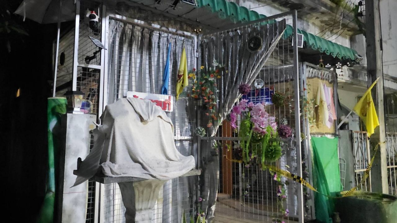เร่งตามตัวอดีตดีเจ เจ้าของบ้าน หลังพบศพนิรนาม ตายอืดในบ้าน มีผ้าคลุมศาลพระภูมิ